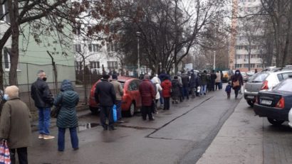 Bucurestenii se inghesuie sa isi achite datoriile