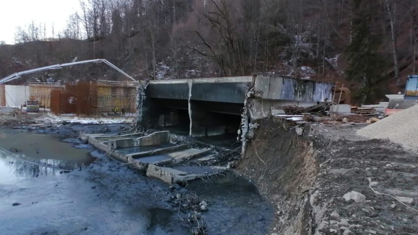 Ape uzate s-au scurs dintr-o staţie de epurare în râul Prahova!