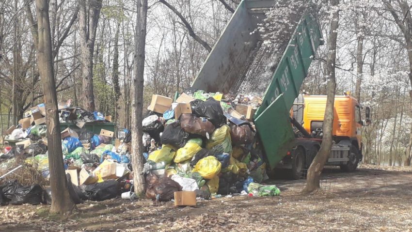 Munți de gunoaie în Parcul Herăstrău