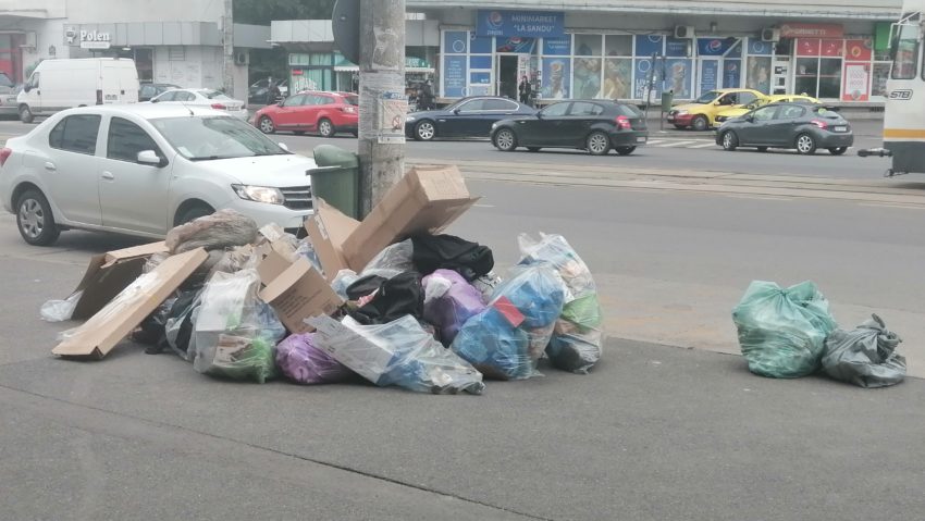 Sacii de gunoi de la colțul străzilor și-au facut, din nou, apariția în Sectorul 1