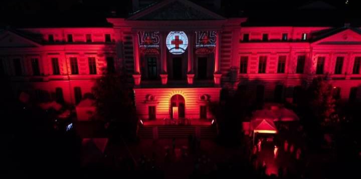 Spitalul Colțea din București, iluminat cu ocazia împlinirii a 145 de ani de activitate umanitară a Crucii Roșii Române.