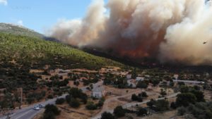 Incendiu de vegetație în Creta. Aproximativ 8.000 de persoane au fost evacuate din Agia Galini