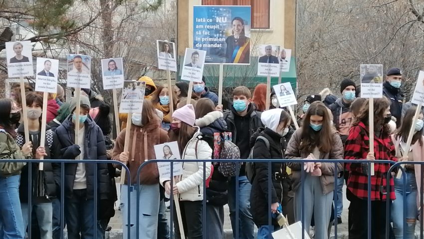 Protest al liceenilor de la “Tonitza”, în fața Primăriei Sectorului 1!