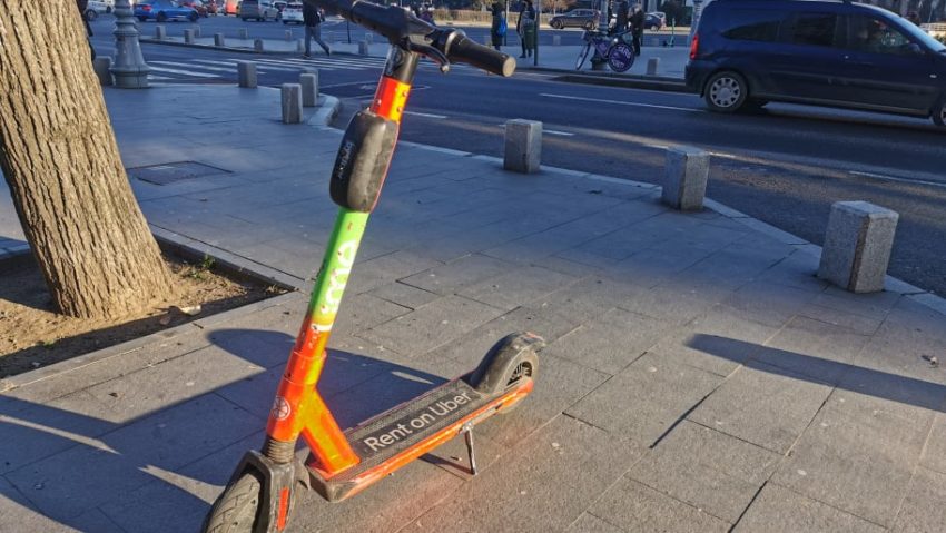 Accident in Constanţa. O fetiţă a traversat strada, pe trotinetă, prin loc nepermis