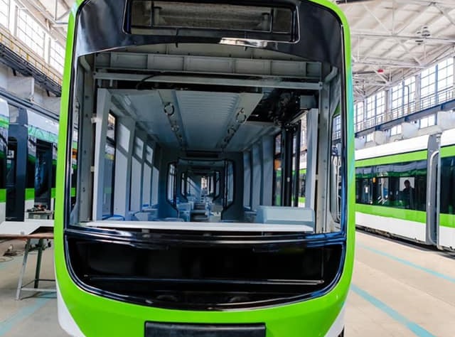Primul tramvai ASTRA a sosit la București înainte de termen!
