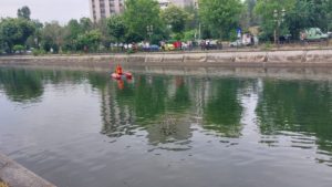 Femeie scoasă de poliţişti din râul Dâmboviţa, în zona Podului Vitan