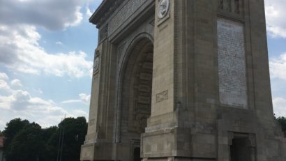 Brigada Rutieră: Maşină de poliţie aflată în misiune, implicată într-un accident; o poliţistă de 22 de ani, dusă la spital