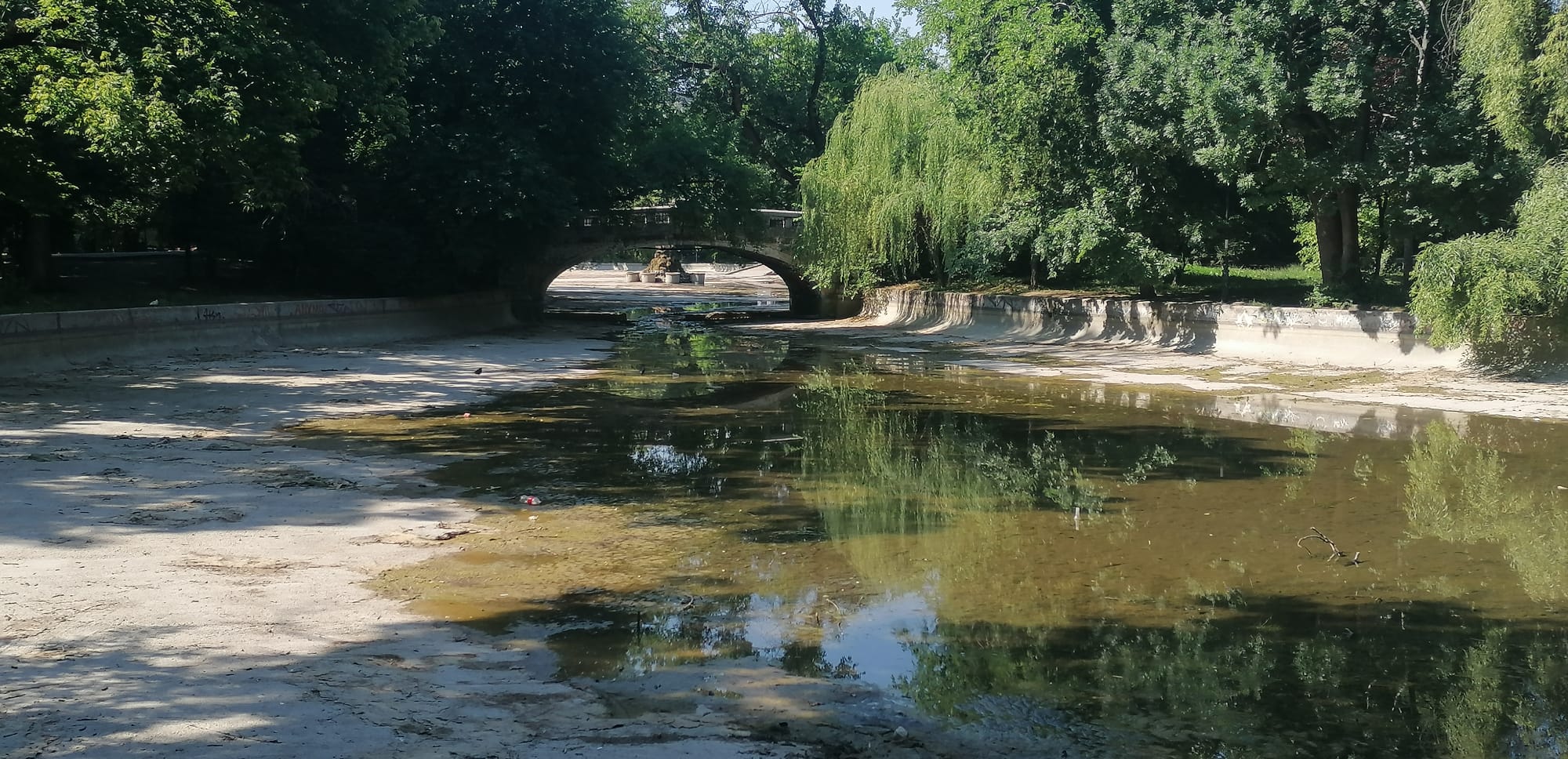Cuva Lacului Mare din Parcul Cișmigiu, pregătita să fie umplută cu apă