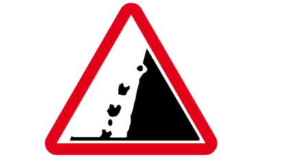 Trafic blocat pe centura staţiunii Călimăneşti din cauza căderilor de pietre de pe versanţi