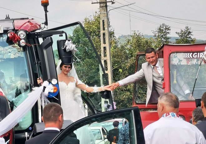 El, romantic, visator, a plimbat-o pe tractor