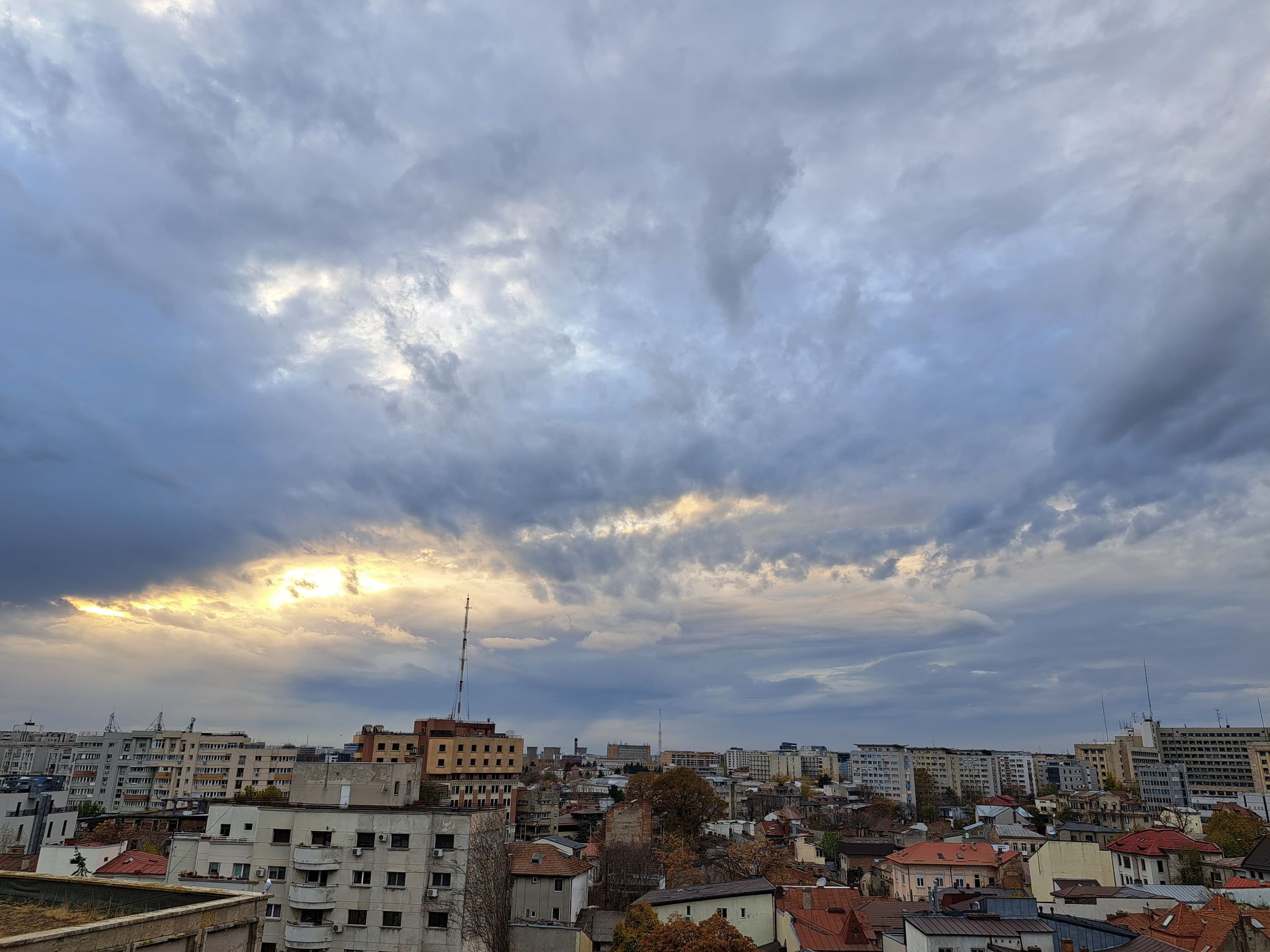 Vreme mohorâtă în Capitală: descoperă prognoza pe Radio București FM!