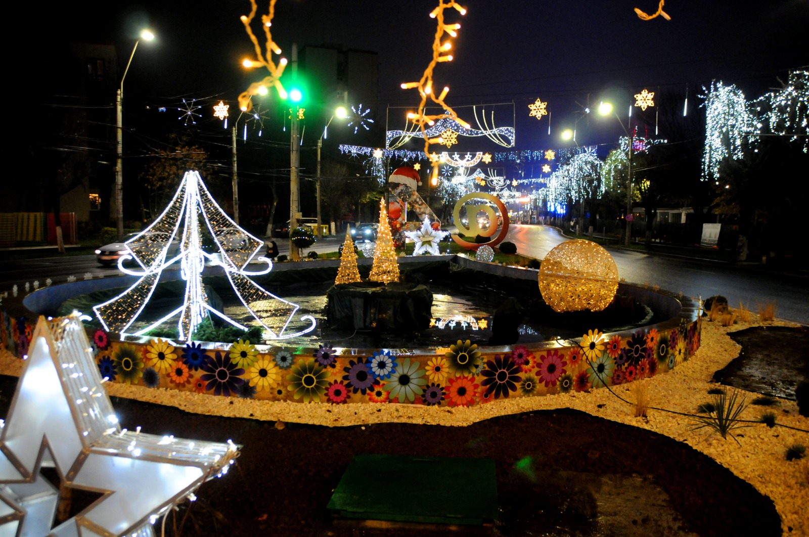 Capitala, ‘imbracata’ in decoratiuni de Craciun