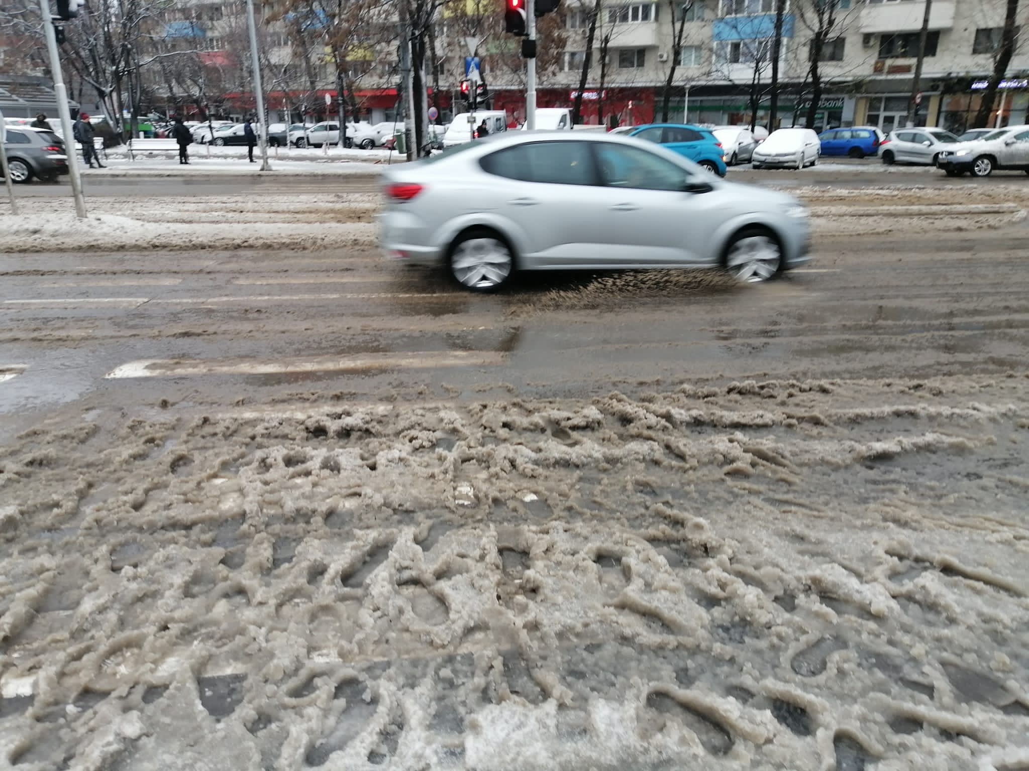 Sector 4: Peste 100 de utilaje şi 250 de lucrători gata să intervină, în caz de nevoie, pentru deszăpezire