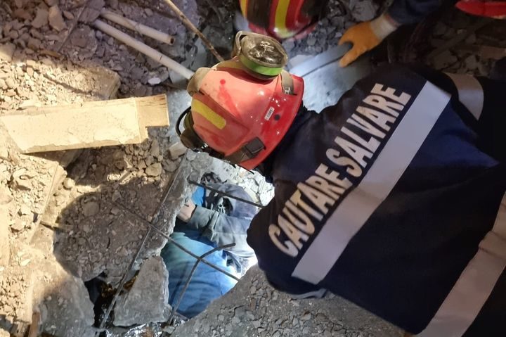 Echipa RO USAR 2 a salvat de sub dărâmături un bărbat în vârstă de 35 ani