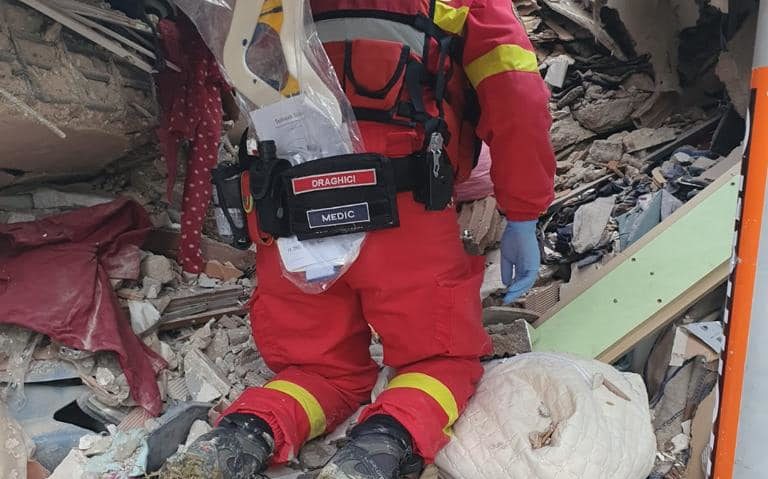 Echipele de salvare trimise în Turcia însumează aproape 120 de persoane şi şapte câini utilitari