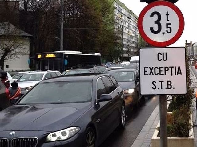 Mașinile care depășesc greutatea de 3,5 tone, interzise în Piața Unirii!