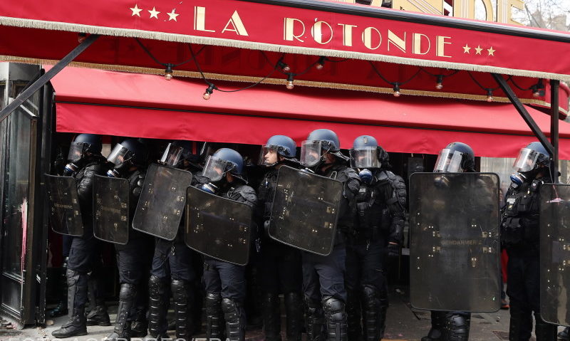 Noi proteste violente la Paris