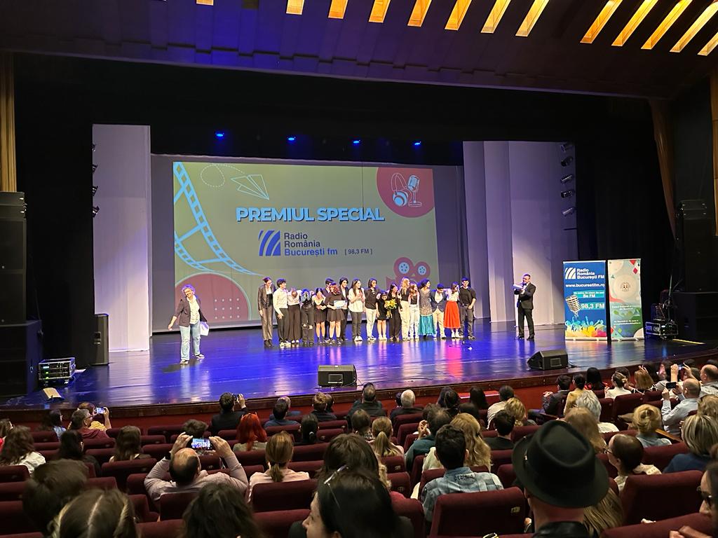 Aplauze la scenă deschisă pentru câștigători