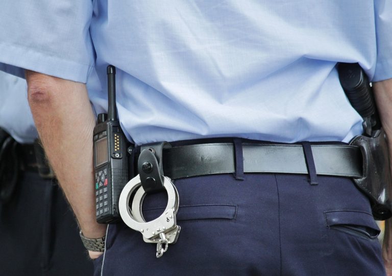 Bărbat reținut după ce ar fi agresat sexual o tânără și ar fi încercat să-i fure telefonul, pe o stradă din Sectorul 5