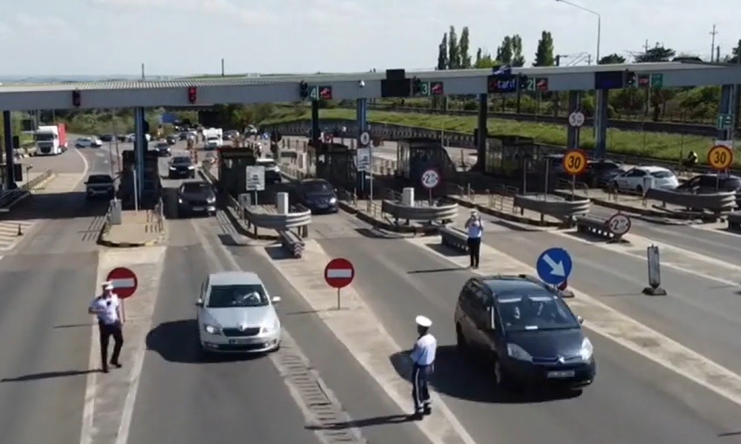 TIR cu nitrocalcar în flăcări pe A2: traficul spre Bucureşti, complet blocat la Feteşti