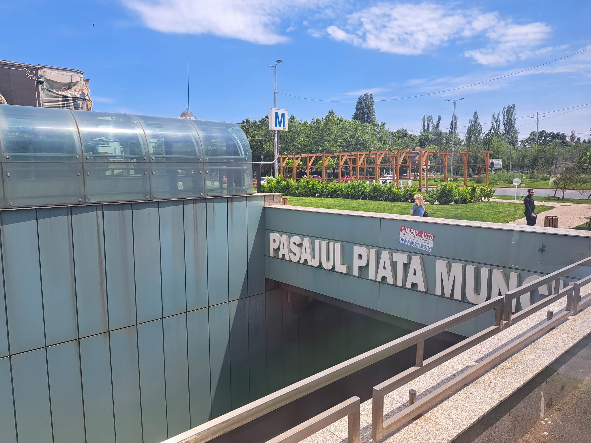 O maşină s-a răsturnat în Pasajul Piaţa Muncii din București