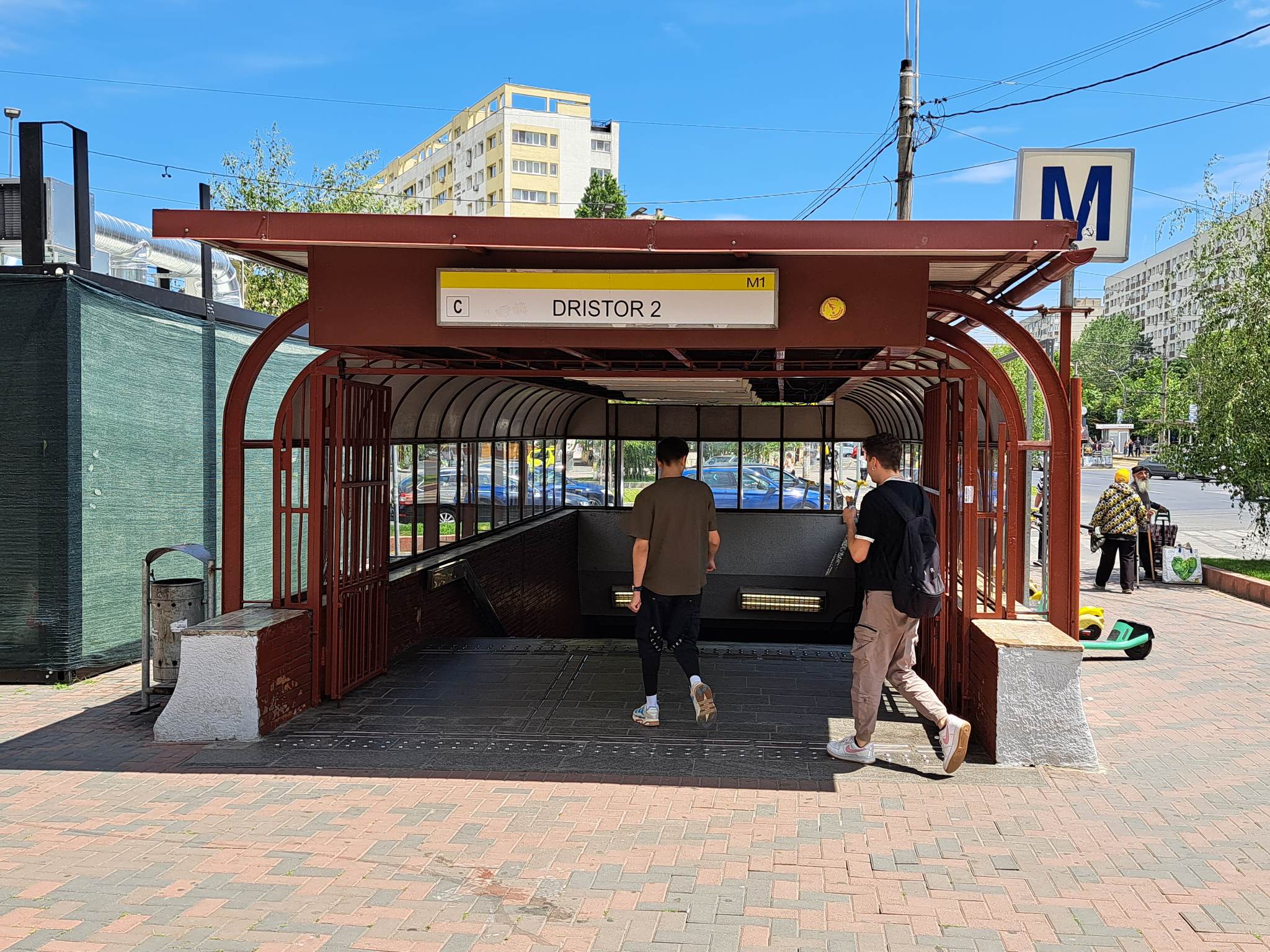 Lucrări de înlocuire a ușilor metalice la accesul D al stației de metrou Dristor 2