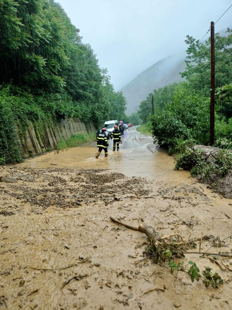 Pompierii salvatori au intervenit în19 judeţe şi municipiul Bucureşti