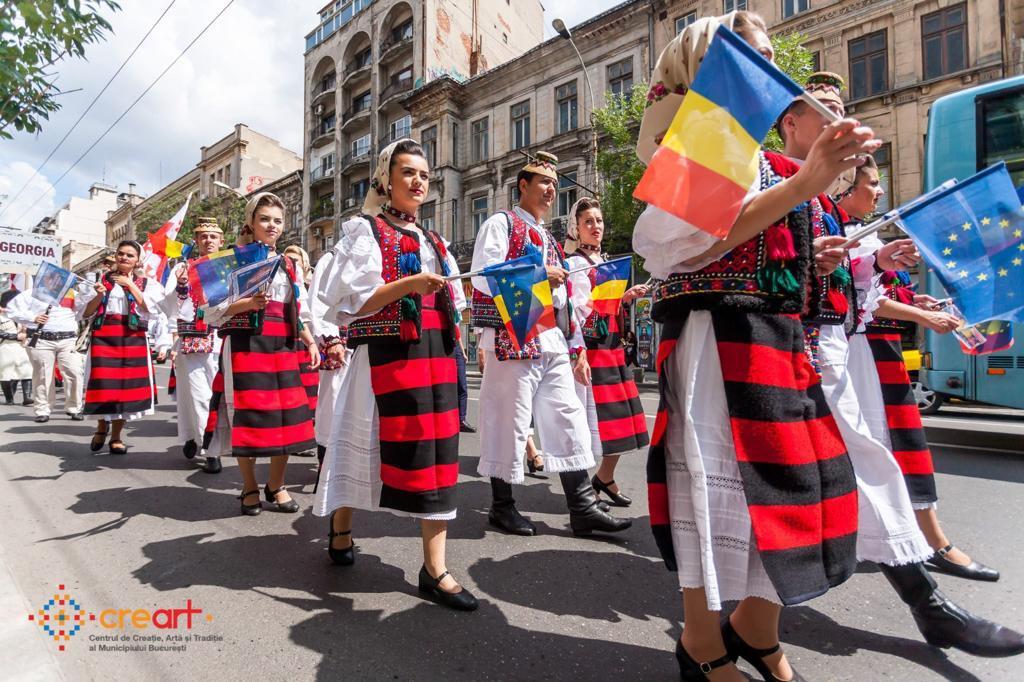 400 de artiști participă la o paradă a costumelor populare, românești și internaționale, pe străzile Capitalei