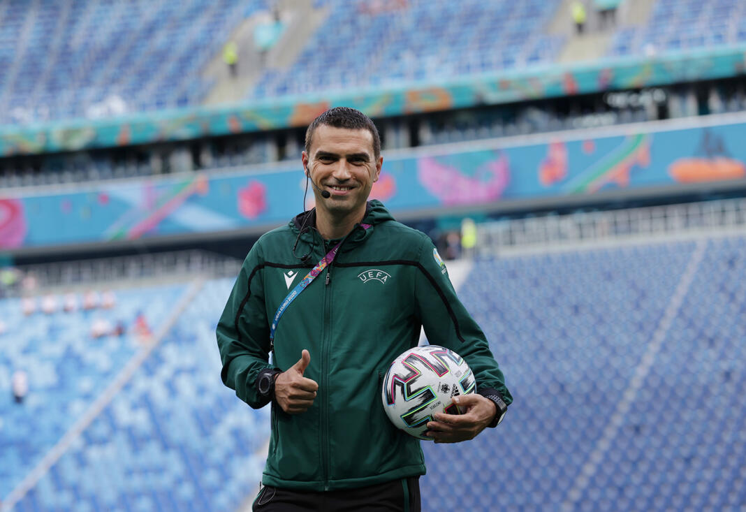 Arbitrul Ovidiu Haţegan revine pe teren într-un meci oficial