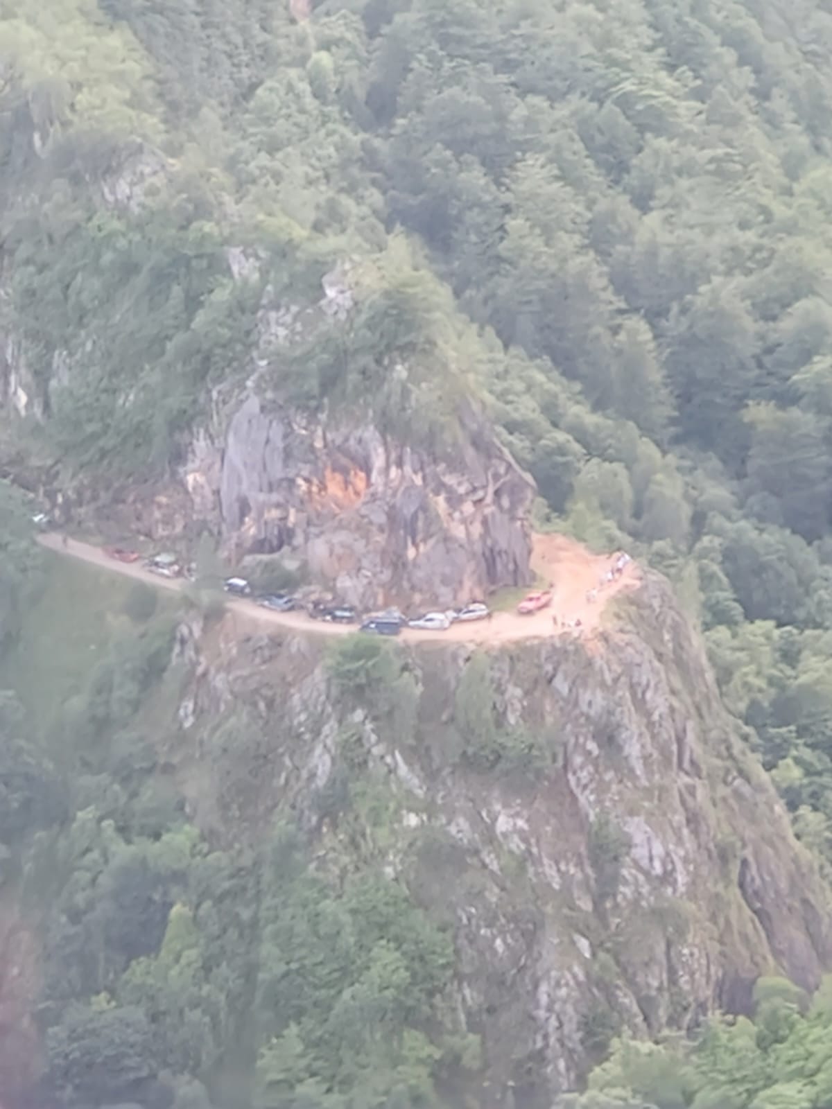 Circa 200 de oameni cu 100 de maşini, blocaţi pe drumul Câmpu lui Neag – Herculane