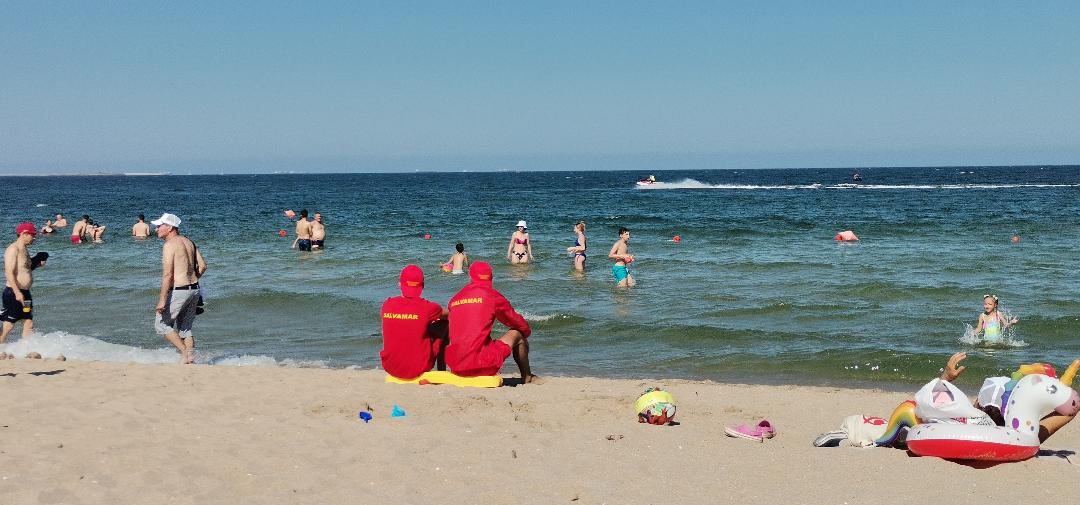 Patru adulţi şi un copil salvaţi la Costineşti după ce ambarcaţiunea în care se aflau s-a răsturnat în mare