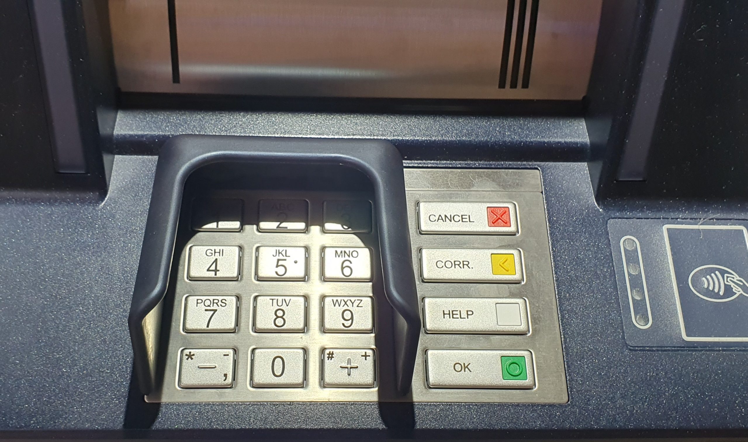 ATENȚIE – au reapărut în București dispozitivele de furt atașate bancomatelor!