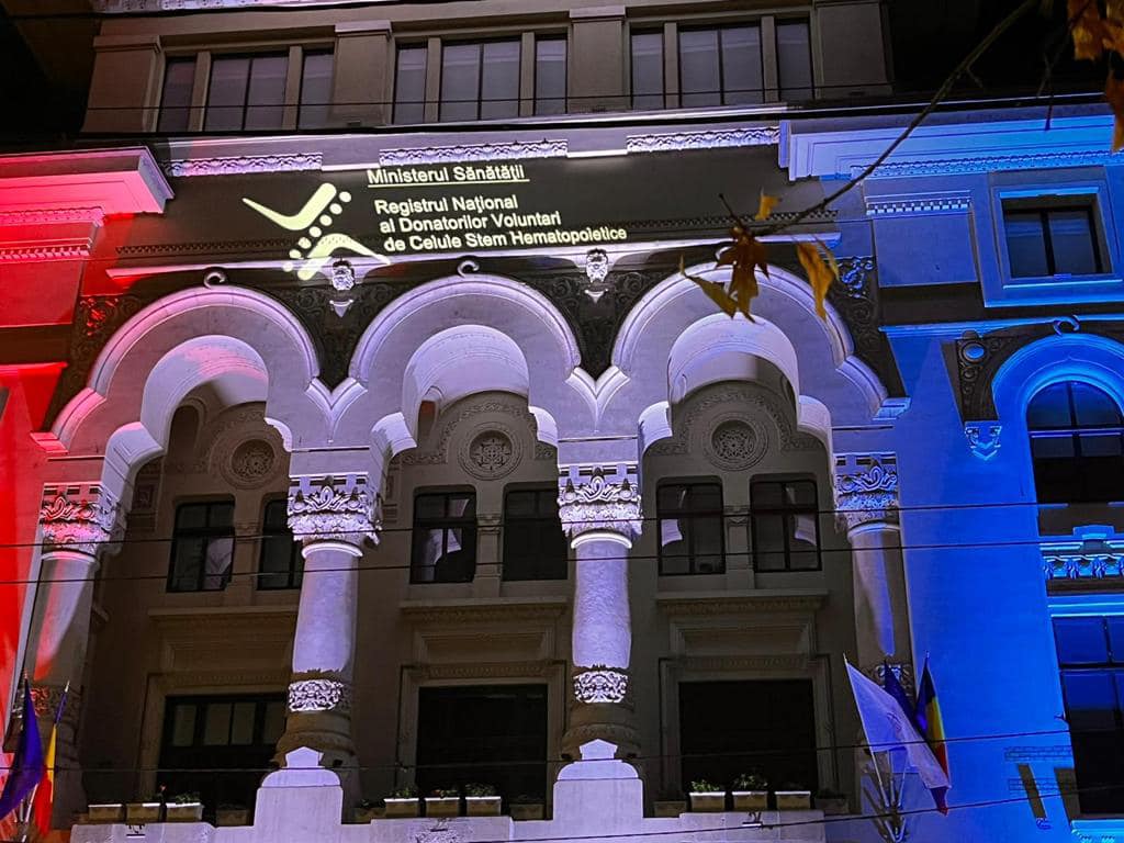 Clădirea Primăriei Capitalei, iluminată în culorile Zilei Mondiale a Donatorilor de Celule Stem
