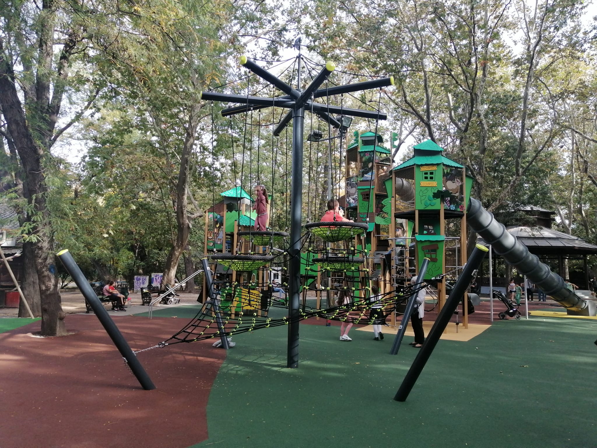 Anul trecut, aproape 20 de locuri de joacă şi de fitness au fost înlocuite în parcuri din București