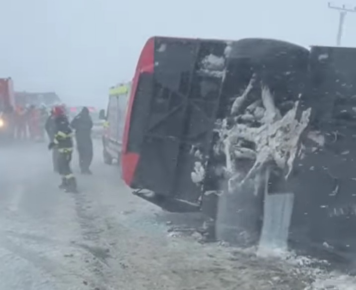 Accident pe E581. 40 de persoane, ajunse in şanţ