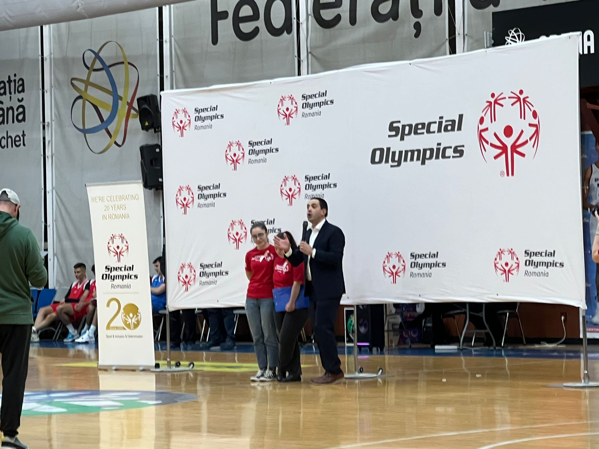 FOTO & VIDEO: De 20 de ani ”Special Olympics România” ajută oamenii