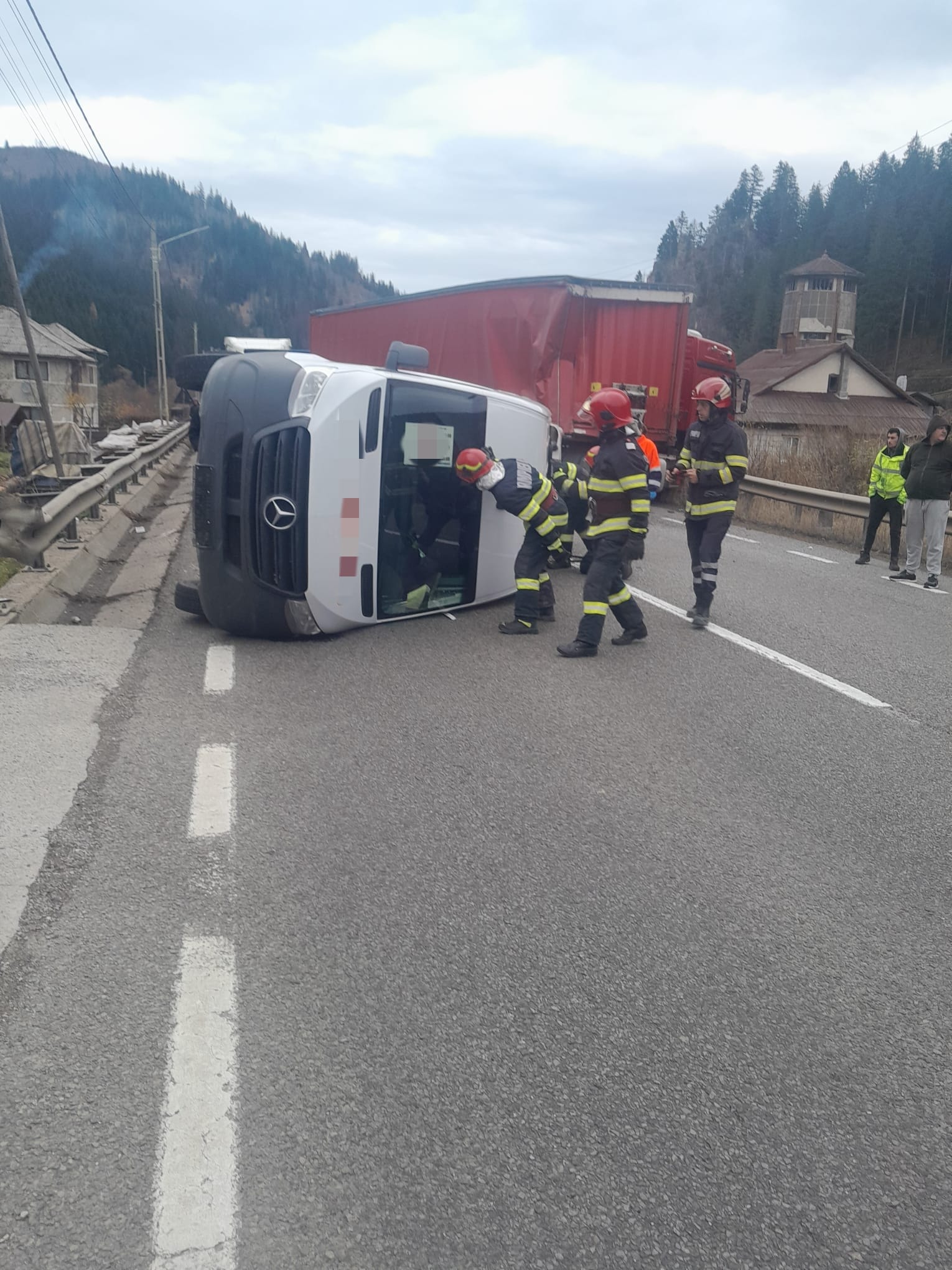 Accident între un microbuz şi un camion; a fost activat Planul roşu de intervenţie