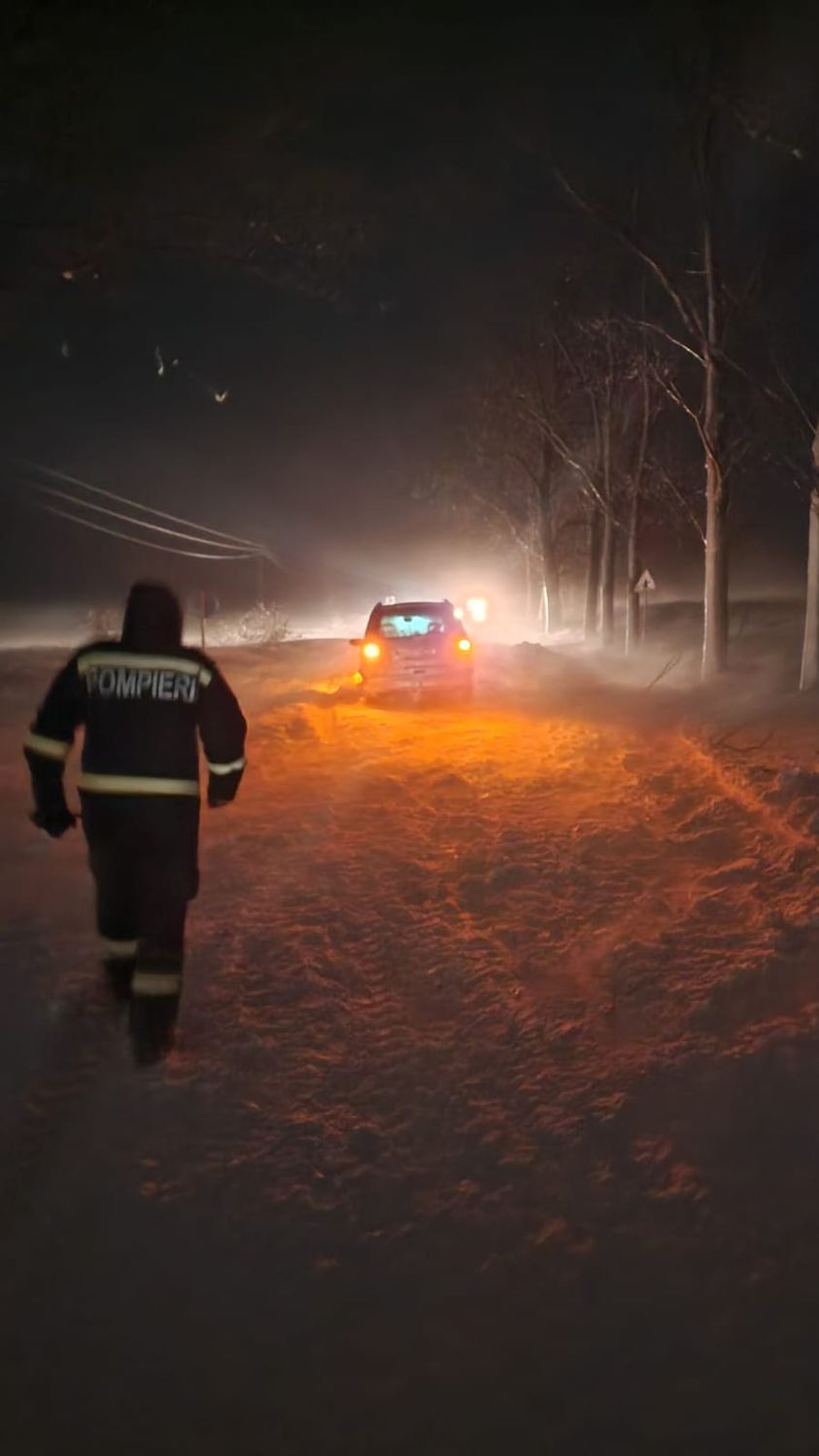 DSU: 68 de autoturisme blocate pe mai multe tronsoane de drumuri din județul Tulcea