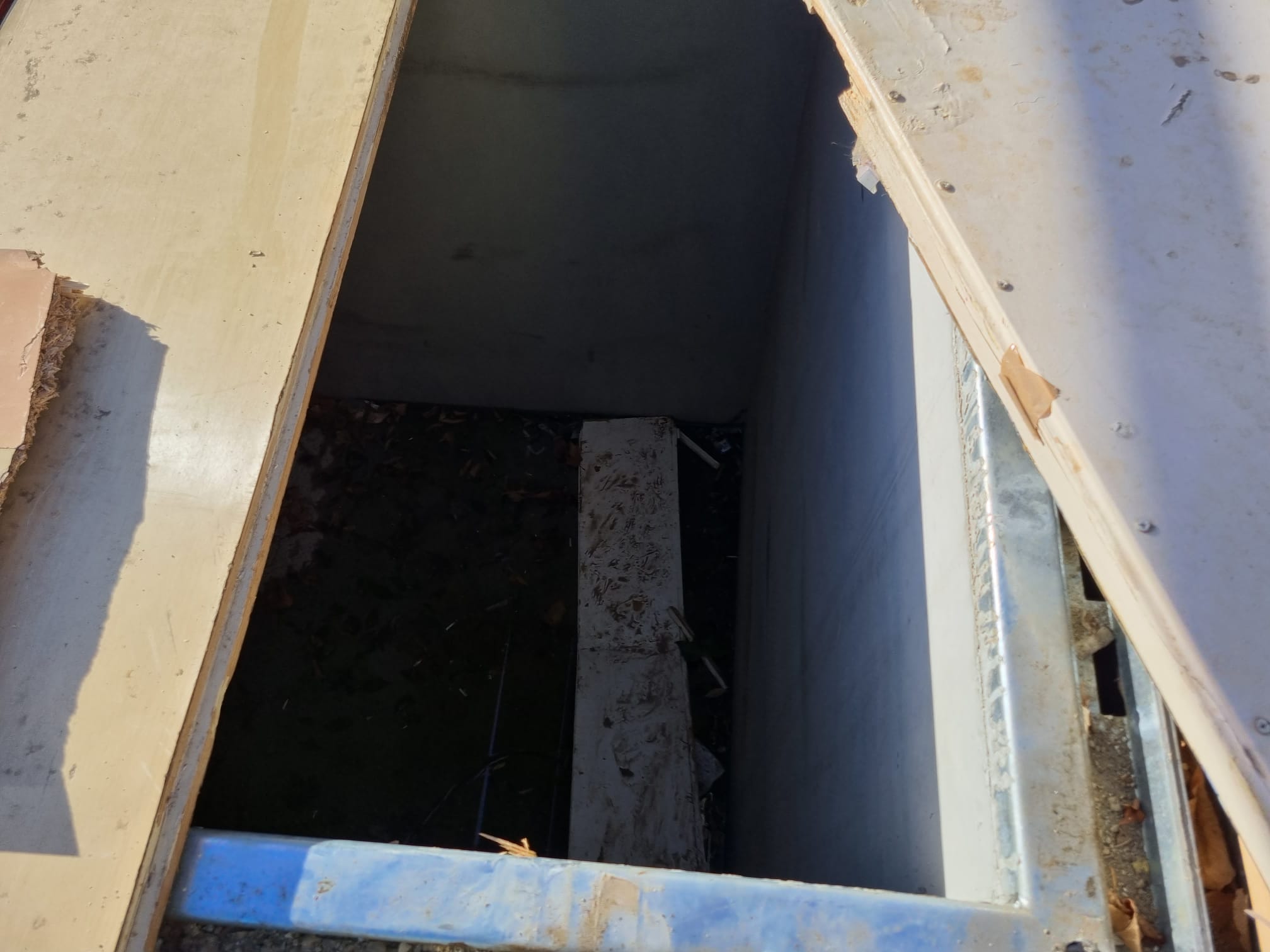 Sector 3: Un copil a căzut într-o groapă săpată pentru a deveni pubelă îngropată