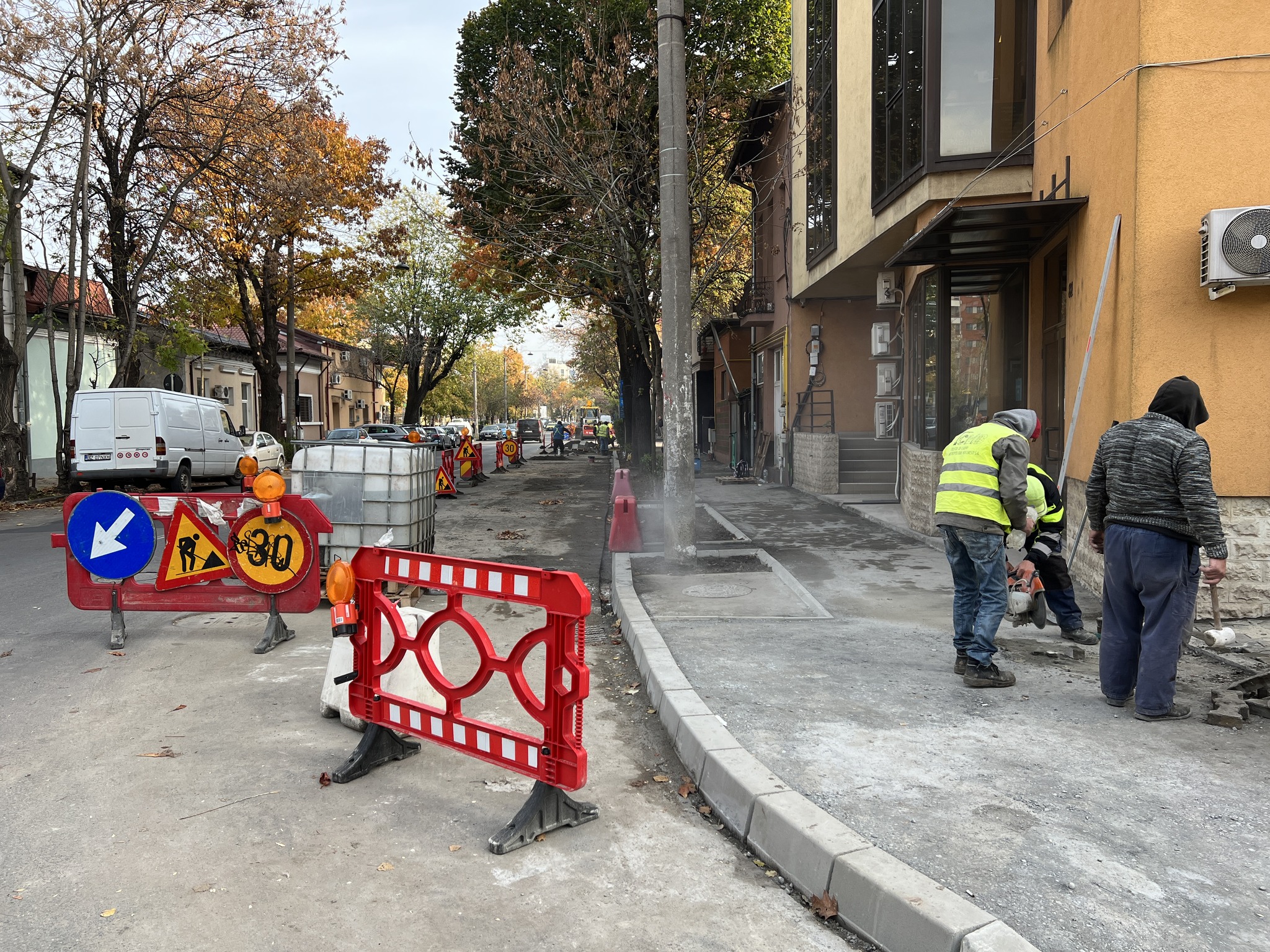 Nicuşor Dan anunţă lucrări de reparare a trotuarelor de pe Bulevardul Regina Elisabeta