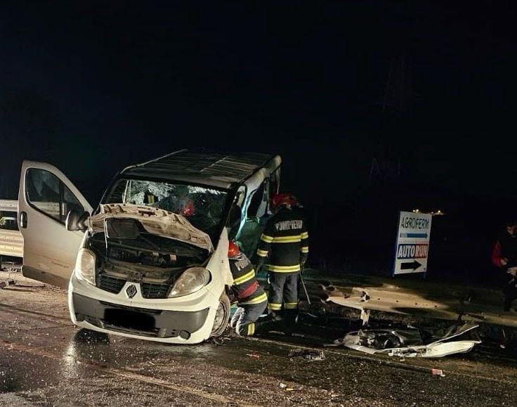 Accident între un microbuz şi un autoturism; a fost activat Planul Roșu de Intervenție la nivelul județului Sibiu
