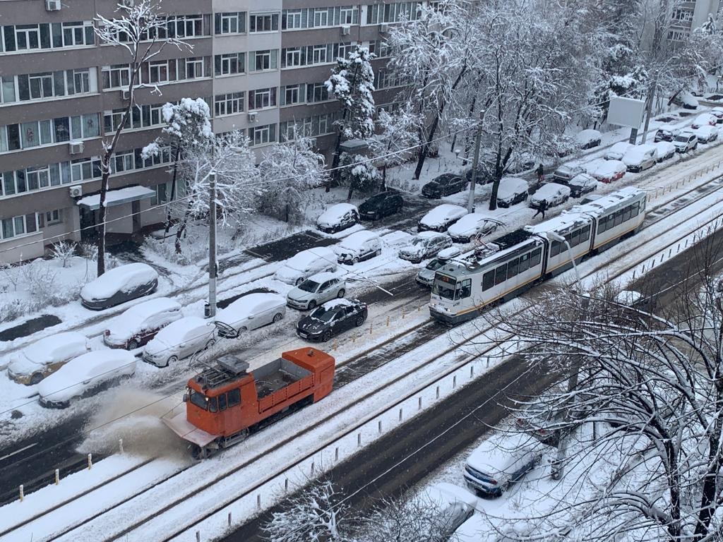 Sute de utilaje de deszăpezire se află pe bulevardele și străzile din București