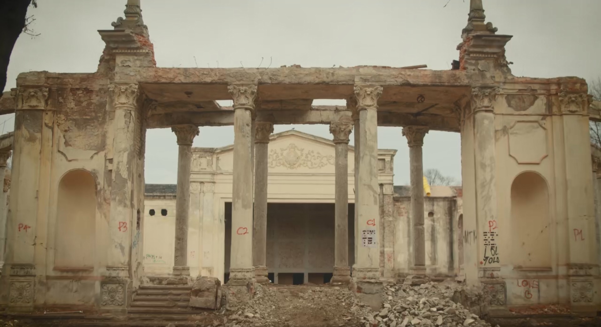 Continuă lucrările la Teatrul de Vară din Parcul Bazilescu!