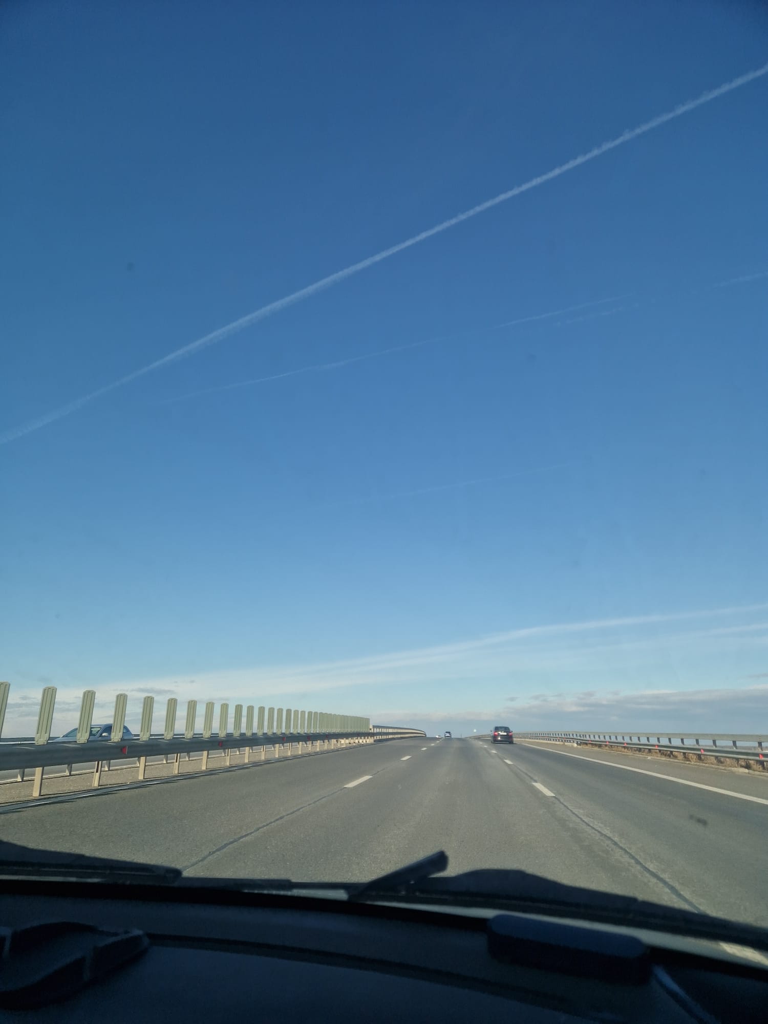 Trafic restricţionat pe A3 Bucureşti – Braşov; un autotren s-a răsturnat peste glisiera mediană