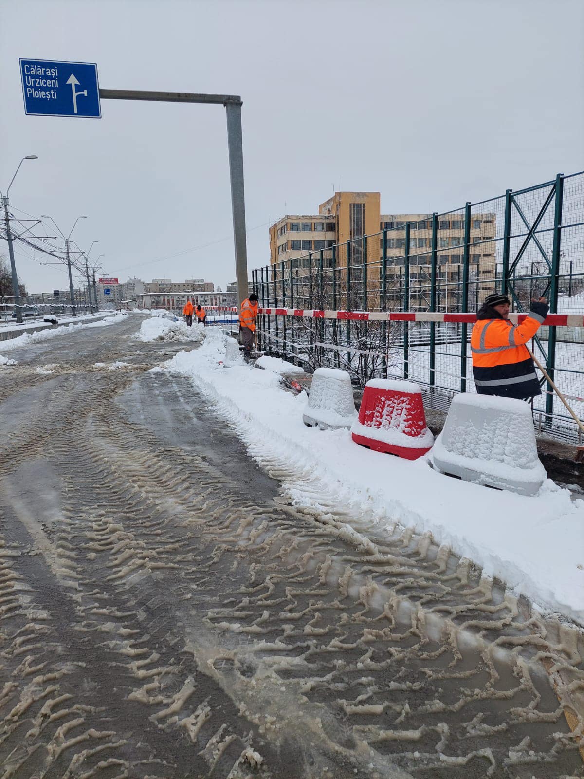 Nicuşor Dan: Echipele constructorului au deszăpezit zona Podului Grant