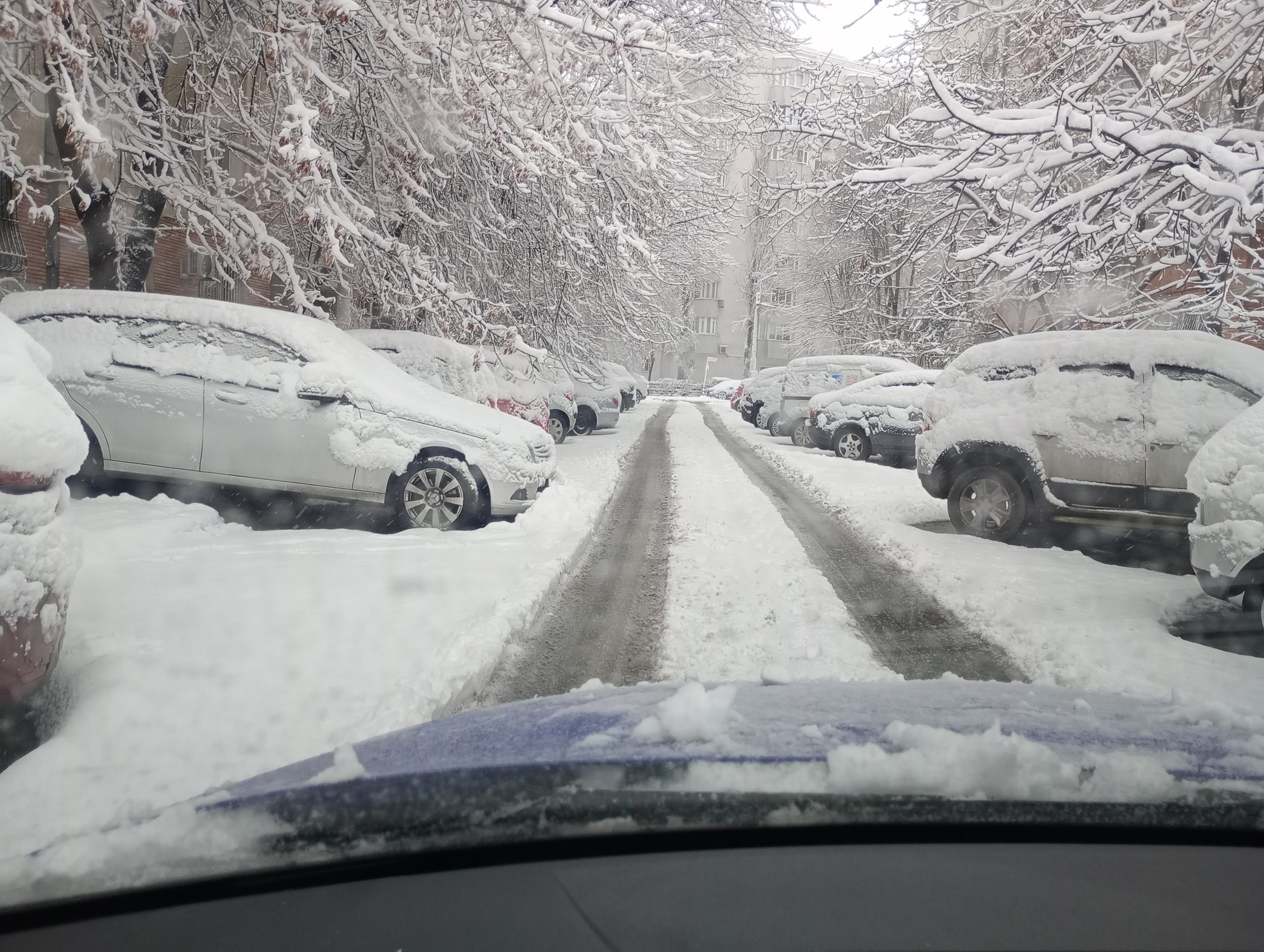 Echipele de dezăpezire din subordinea Primăriei Sectorului 5 au fost prezente, pe tot parcursul nopții, pe toate arterele principale din Sectorul 5 și pe cele secundare