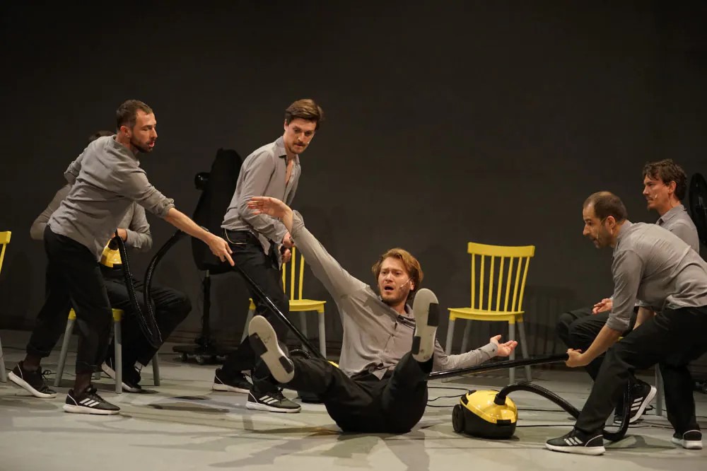 Spectacolul ”Outfitul șearpelui” se joacă la București, la Teatrul Excelsior