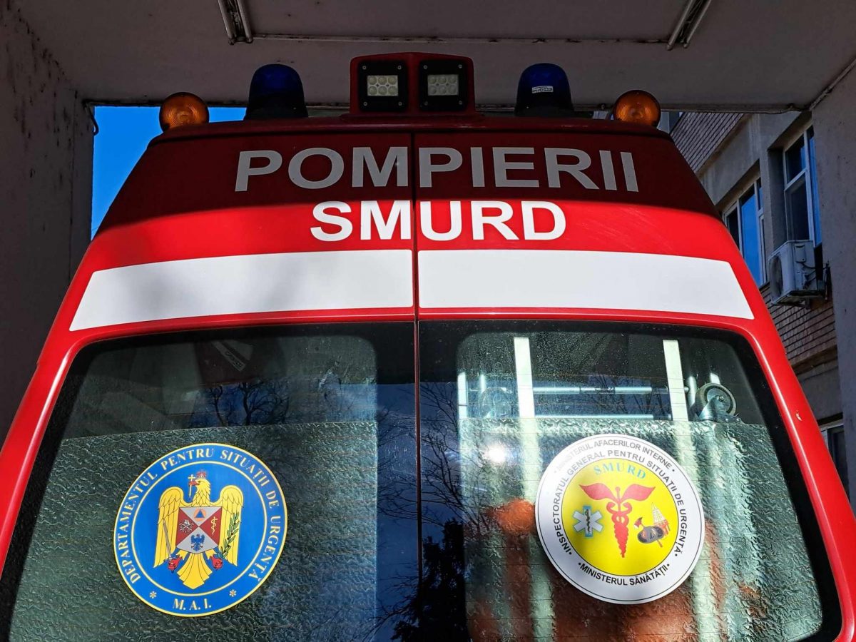 Trei minore şi doi tineri, transportaţi la spitale din Capitală după ce s-au răsturnat cu maşina