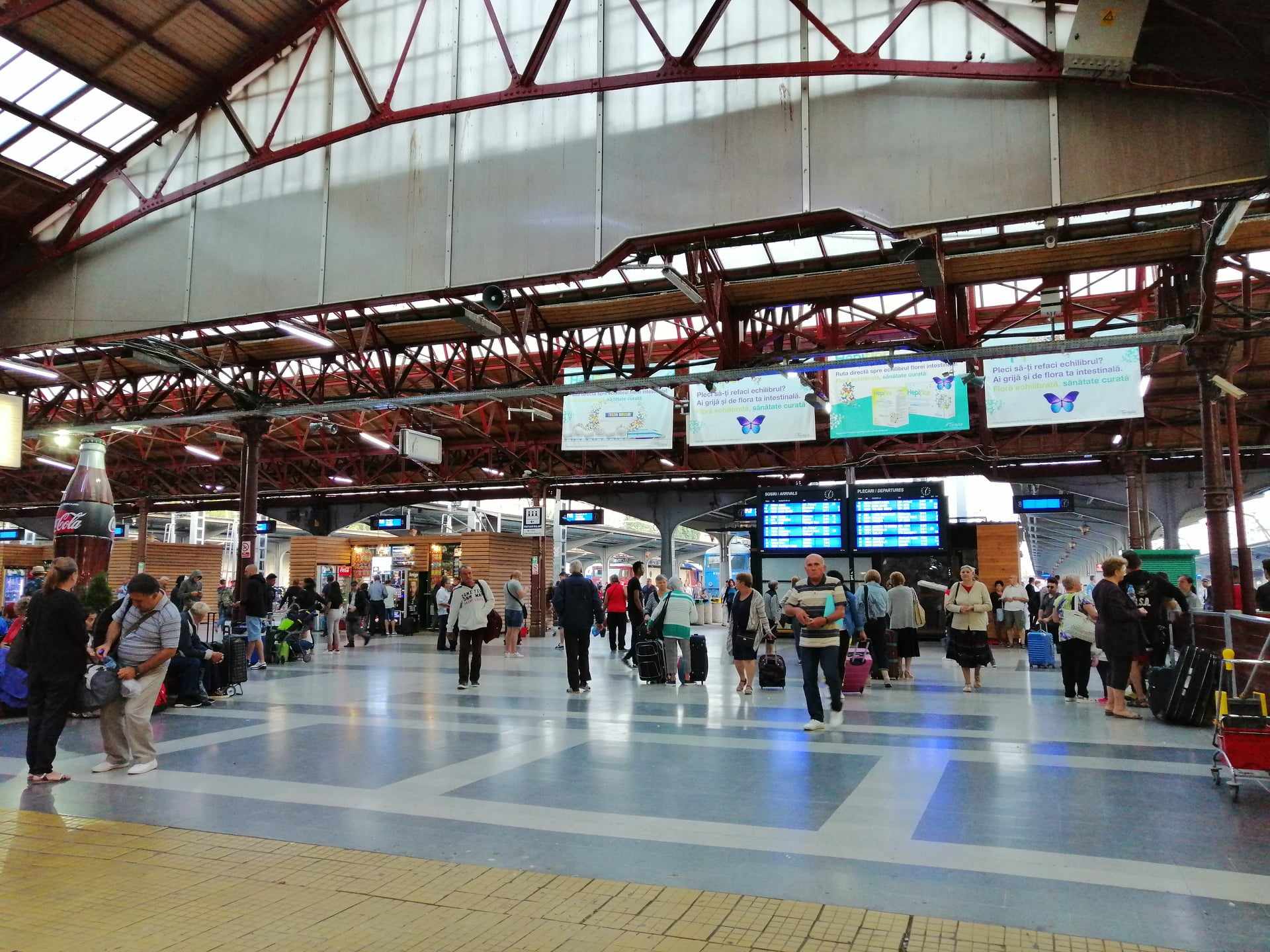 Doi tineri, prinși cu droguri în Gara de Nord din București, arestați preventiv