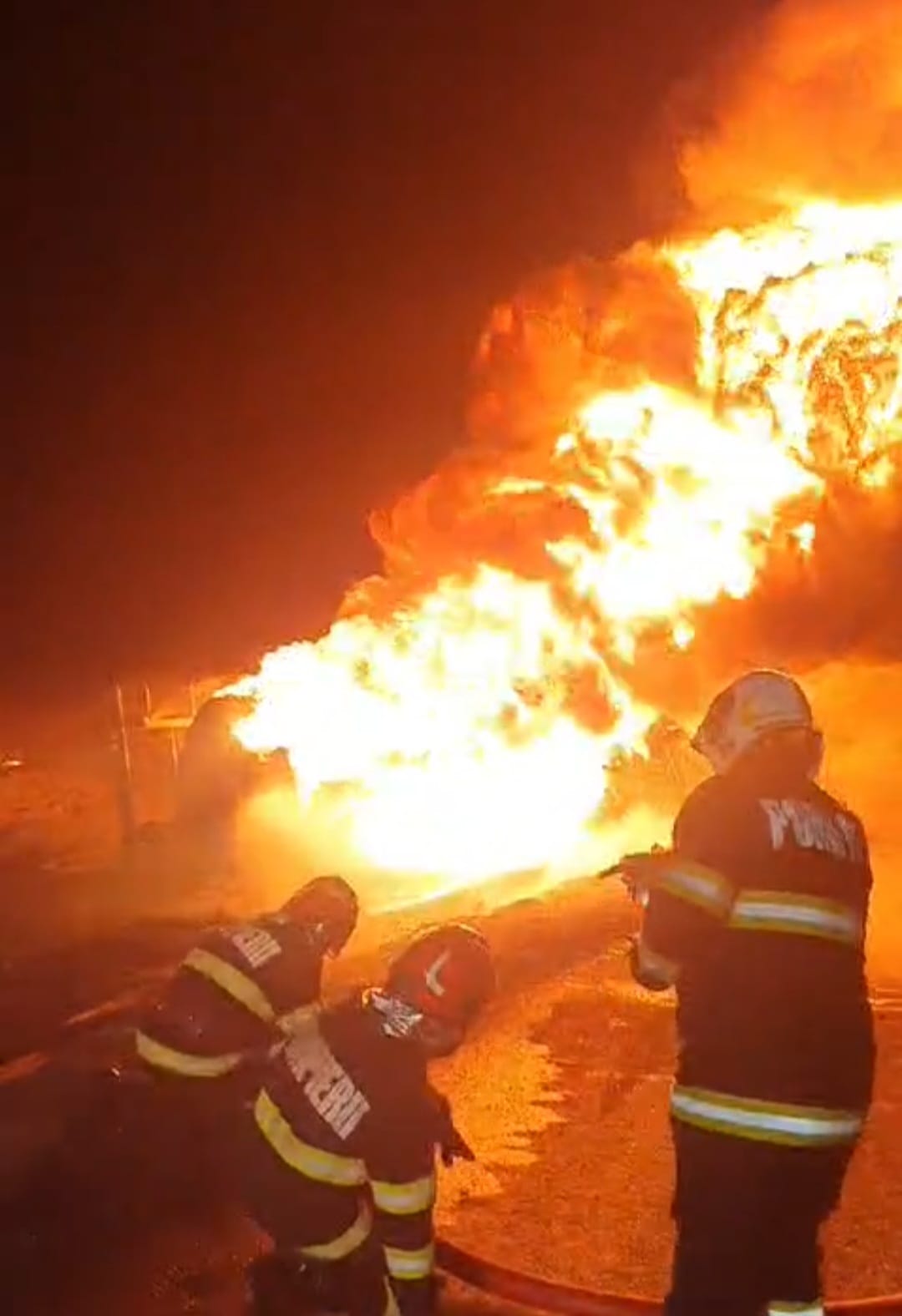 DSU: Incendiu la o autocisternă care, din primele informații, transporta combustibil